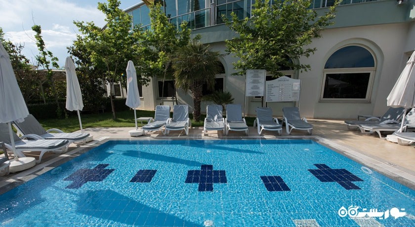 نمای استخر روباز هتل